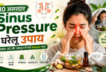 व्यक्ति Sinus Pressure से परेशान होकर माथे और नाक के आसपास दर्द महसूस कर रहा है, साथ में साइनस राहत के लिए भाप और प्राकृतिक घरेलू उपचार दर्शाए गए हैं।