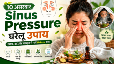 व्यक्ति Sinus Pressure से परेशान होकर माथे और नाक के आसपास दर्द महसूस कर रहा है, साथ में साइनस राहत के लिए भाप और प्राकृतिक घरेलू उपचार दर्शाए गए हैं।