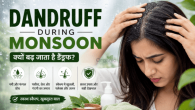 Dandruff during monsoon - मानसून में डैंड्रफ और स्कैल्प की खुजली से परेशान महिला।