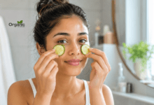 महिला Dark Circles कम करने के लिए आंखों के नीचे ठंडी खीरे की स्लाइस लगाते हुए