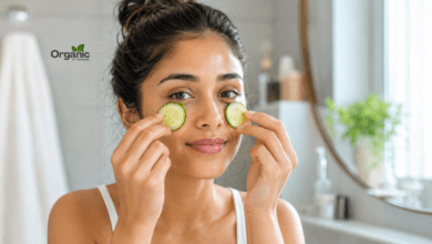 महिला Dark Circles कम करने के लिए आंखों के नीचे ठंडी खीरे की स्लाइस लगाते हुए