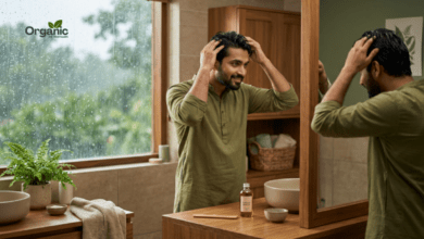 Hair Oiling Mistakes: मानसून में हेयर ऑयलिंग करते हुए पुरुष, हेयर फॉल से बचाव के टिप्स
