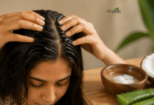 Itchy scalp के लिए घरेलू उपाय — नारियल तेल से स्कैल्प मसाज करती हुई महिला