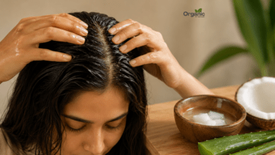 Itchy scalp के लिए घरेलू उपाय — नारियल तेल से स्कैल्प मसाज करती हुई महिला