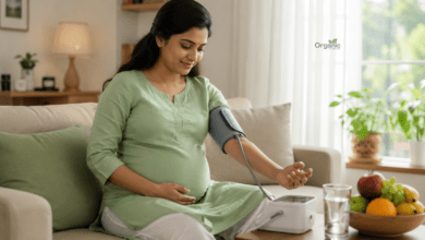 Preeclampsia Prevention के लिए घर पर ब्लड प्रेशर चेक करती गर्भवती महिला
