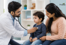 Rapid Breathing in Children: बच्चे की सांस जांचता डॉक्टर, माँ चिंतित बैठी हुई