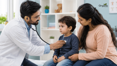 Rapid Breathing in Children: बच्चे की सांस जांचता डॉक्टर, माँ चिंतित बैठी हुई