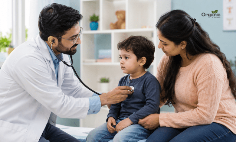 Rapid Breathing in Children: बच्चे की सांस जांचता डॉक्टर, माँ चिंतित बैठी हुई