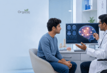 Epilepsy (मिर्गी) के बारे में न्यूरोलॉजिस्ट मरीज को डिजिटल ब्रेन स्कैन के साथ समझाते हुए।