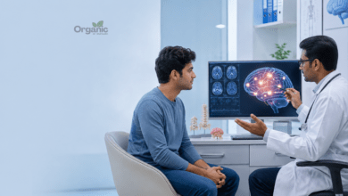 Epilepsy (मिर्गी) के बारे में न्यूरोलॉजिस्ट मरीज को डिजिटल ब्रेन स्कैन के साथ समझाते हुए।