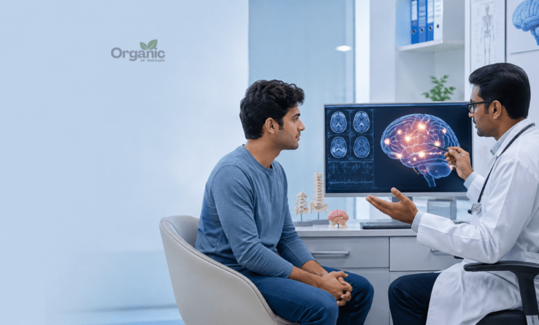 Epilepsy (मिर्गी) के बारे में न्यूरोलॉजिस्ट मरीज को डिजिटल ब्रेन स्कैन के साथ समझाते हुए।