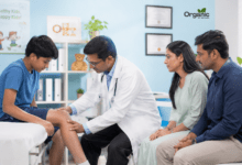 डॉक्टर किशोर बच्चे के पैर की जांच कर रहे हैं - Sarcoma in Children के शुरुआती लक्षणों की पहचान