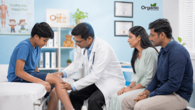 डॉक्टर किशोर बच्चे के पैर की जांच कर रहे हैं - Sarcoma in Children के शुरुआती लक्षणों की पहचान