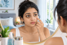 Dark circles से परेशान भारतीय महिला आईने में आंखों के नीचे काले घेरे देखते हुए