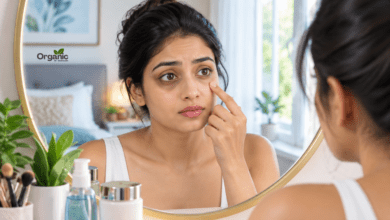 Dark circles से परेशान भारतीय महिला आईने में आंखों के नीचे काले घेरे देखते हुए