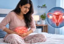Dysmenorrhea के कारण पीरियड्स के दौरान पेट में दर्द महसूस करती हुई भारतीय महिला