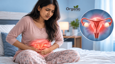 Dysmenorrhea के कारण पीरियड्स के दौरान पेट में दर्द महसूस करती हुई भारतीय महिला