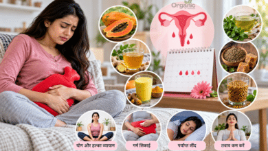 Alt Text: देर से Periods आने पर महिला गर्म पानी की थैली के साथ बैठी हुई, मासिक धर्म दर्द और घरेलू उपाय