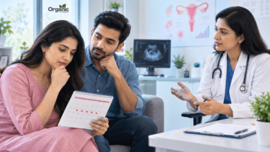 Regular periods होने के बावजूद गर्भधारण में कठिनाई महसूस कर रही महिला और फर्टिलिटी विशेषज्ञ का परामर्श।