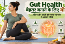 महिला योग मैट पर बैठकर हल्का स्पाइनल ट्विस्ट करती हुई, पाचन स्वास्थ्य और Gut Health के लिए योग का अभ्यास।